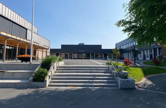 Trappa foran rådhuset, med kulturskolen og kulturhuset i bakgrunn